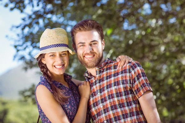 Hipster couple smiling at camera — Stock Photo, Image