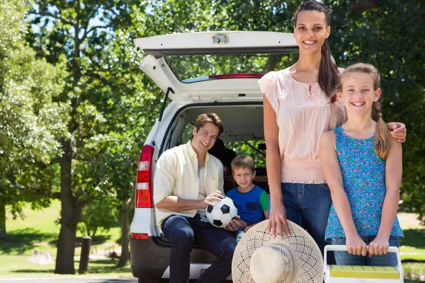 Famille heureuse se préparer pour le voyage sur la route — Photo