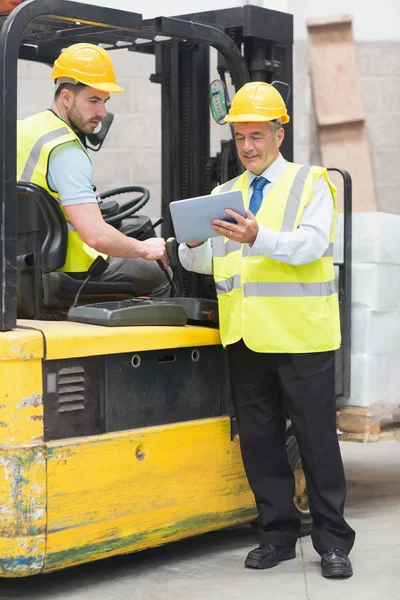 Menajeri ile konuşurken forklift sürücüsü — Stok fotoğraf