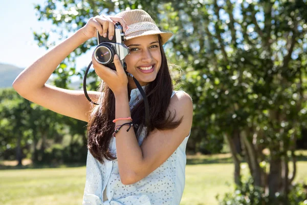 Güzel esmer Retro kamera kullanarak — Stok fotoğraf