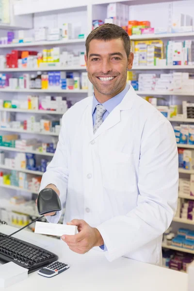 Schöner Apotheker scannt Medikamentenbox — Stockfoto