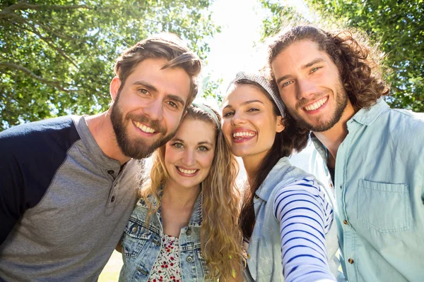 Amis heureux prendre un selfie — Photo