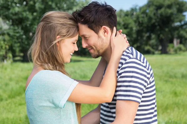 Bonito casal abraçando no parque — Fotografia de Stock