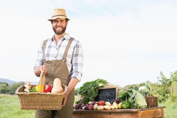 Farmář hospodářství koš zeleniny — Stock fotografie