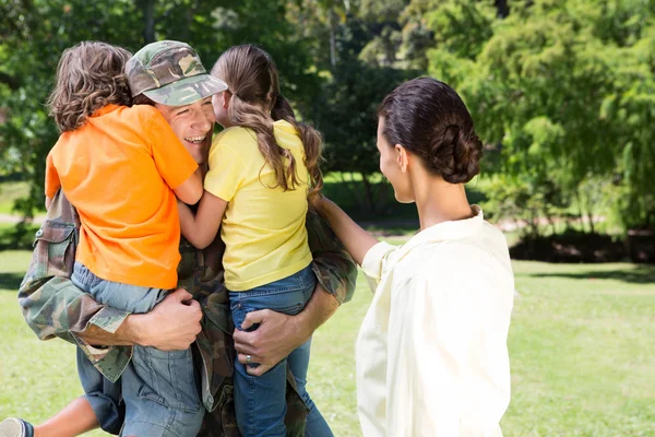 Schöner Soldat wieder mit Familie vereint — Stockfoto