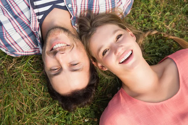 Couple mignon dans le parc — Photo