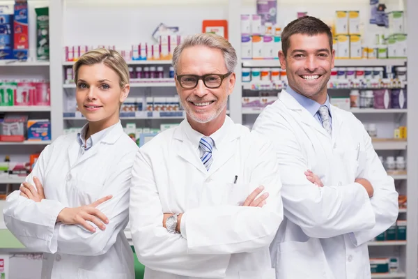 Team di farmacisti che sorridono alla telecamera — Foto Stock