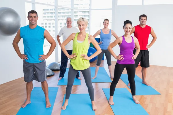 Happy people exercising in gym class — Stock Photo, Image