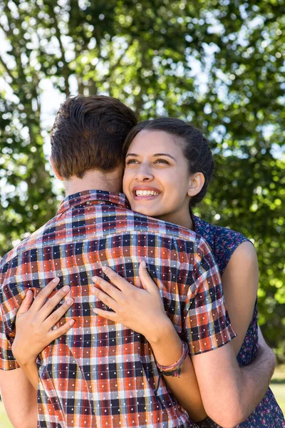 Bonito casal abraçando no parque — Fotografia de Stock