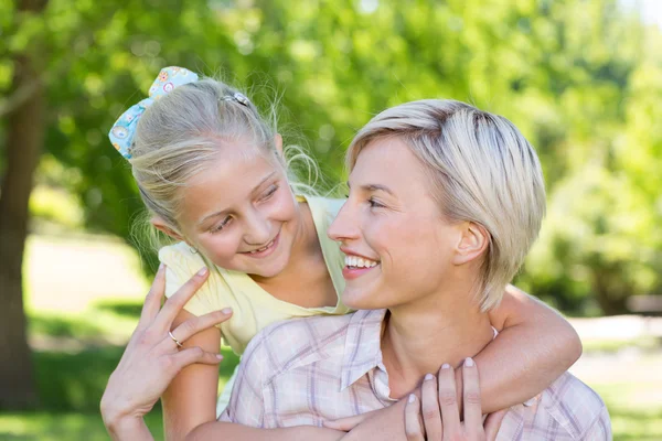 Blondine mit ihrer Tochter im Park Stockbild