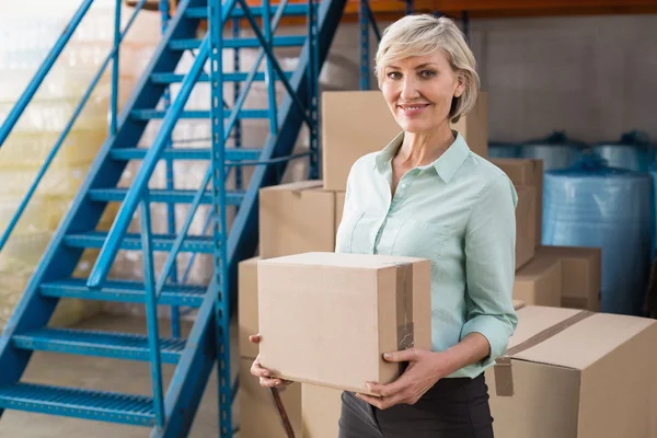 Warehouse manager holding cardboard box — Stock Photo, Image