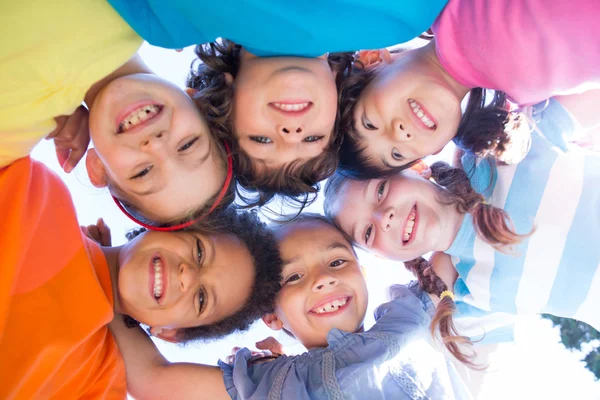 Mijn lieve kinderen glimlachen op camera Stockfoto