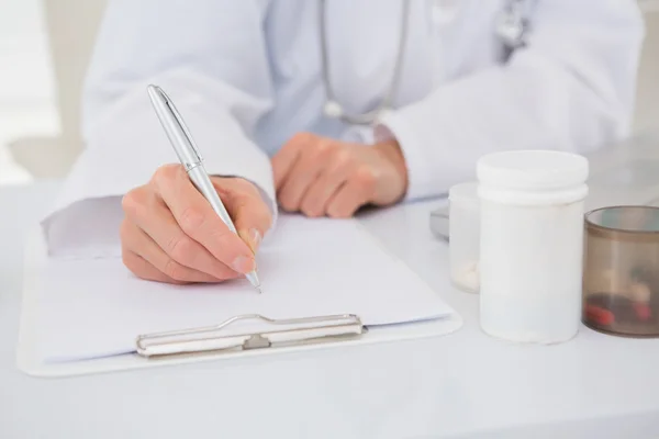 Beroepsonderwijs en-opleiding schrijven op Klembord de voorschriften — Stockfoto