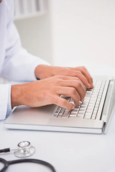 Médico usando laptop — Fotografia de Stock
