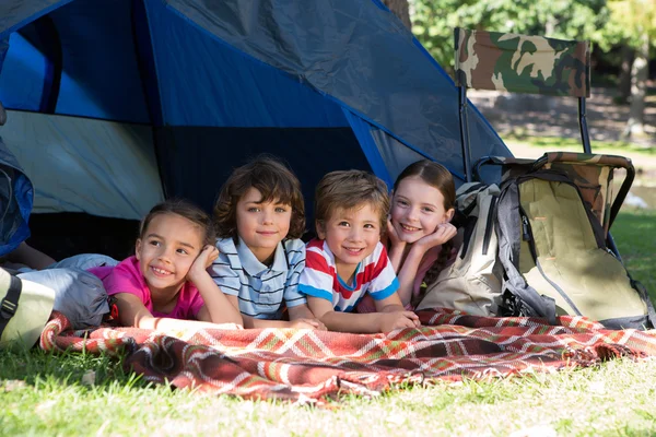 Glada syskon på en campingtur — Stockfoto