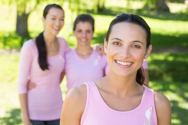 Lachende vrouw in roze voor borst kanker bewustzijn — Stockfoto