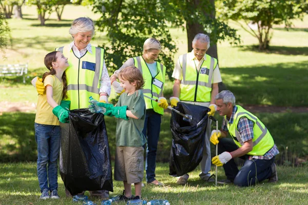 Heureuse famille ramassant des ordures — Photo
