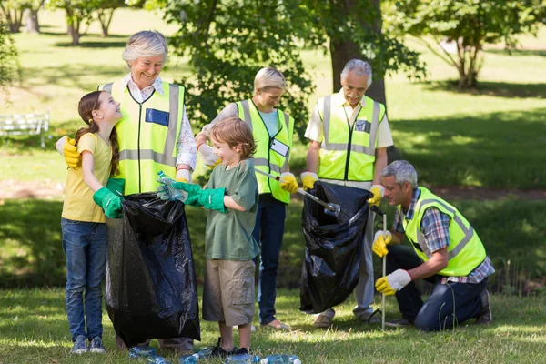 Familia feliz recogiendo basura —  Fotos de Stock