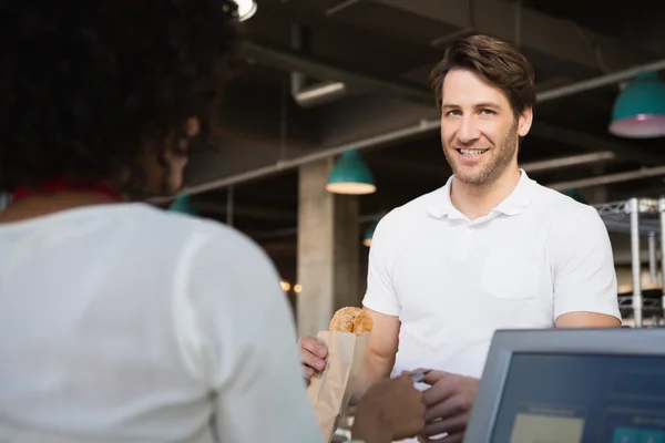 Cliente pagando seu pão para garçom — Fotografia de Stock