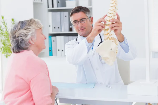 病人对医生解释解剖脊柱 — 图库照片