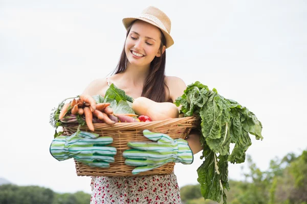 Hübsche Frau mit Gemüsekorb — Stockfoto