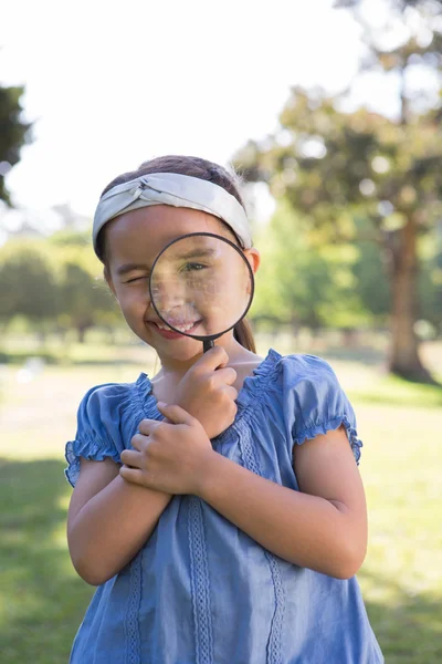 Mädchen schaut durch Vergrößerungsglas — Stockfoto