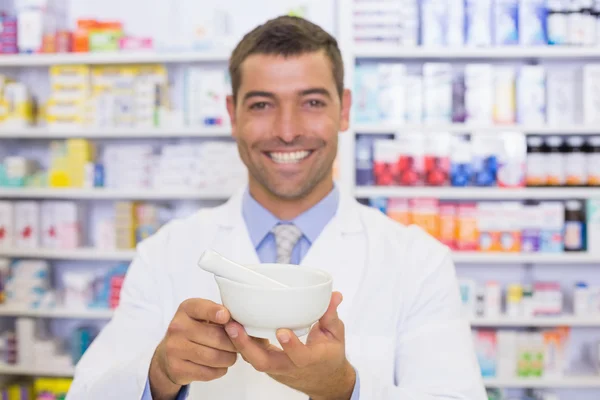 Lächelnder Apotheker mixt ein Medikament — Stockfoto