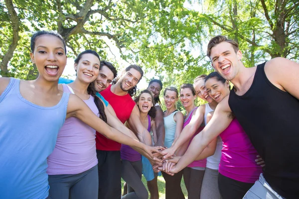 Grupo de fitness dando as mãos juntas — Fotografia de Stock