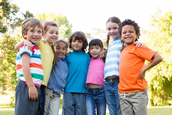 Niños pequeños sonriendo a la cámara — Foto de Stock