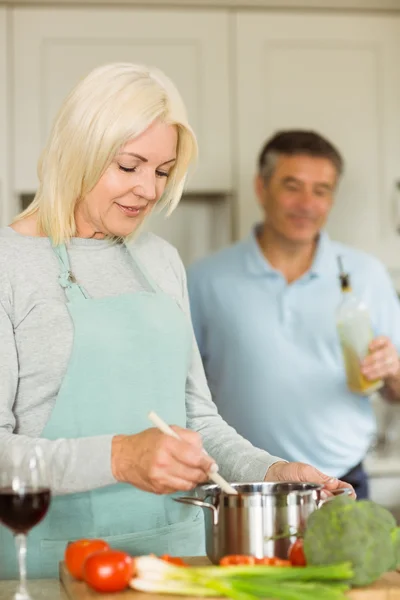 Mature couple making dinner together — Stock Photo, Image