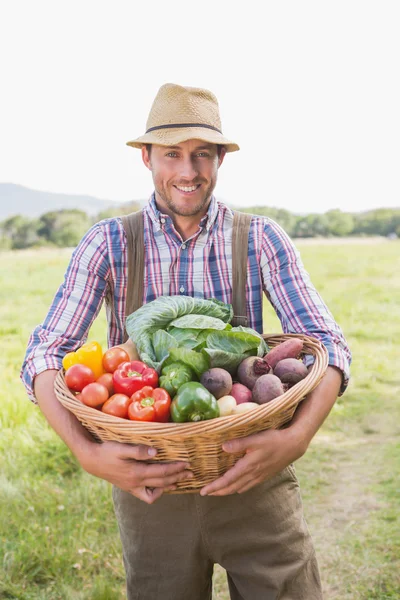 Granjero que lleva la caja de verduras — Foto de Stock