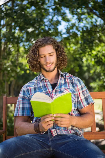 Jeune homme lisant dans le parc — Photo
