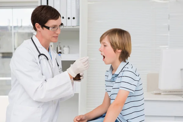 Médico dando xarope para menino — Fotografia de Stock