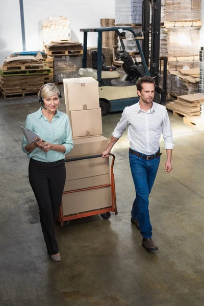 Manager wandelen met haar collega — Stockfoto