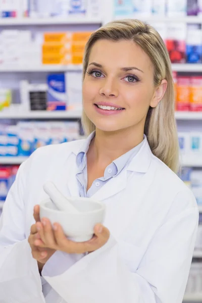 Farmacêutico a misturar um medicamento — Fotografia de Stock