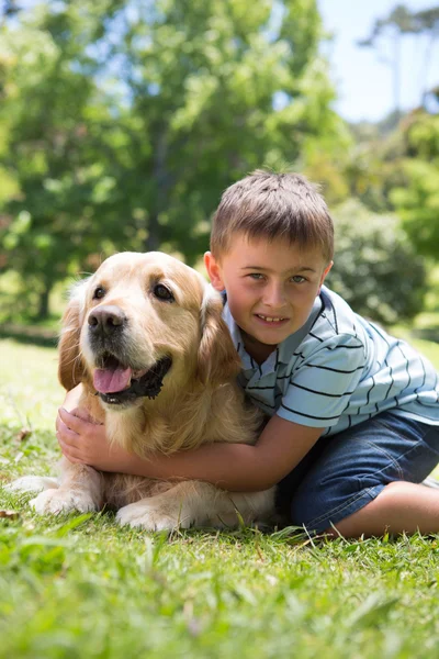 Niño pequeño con su perro en el parque — Foto de Stock