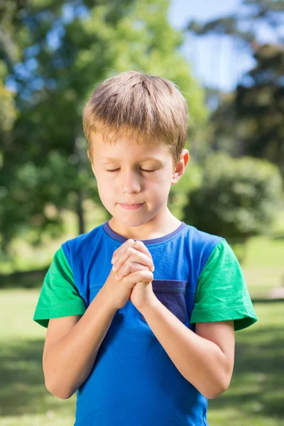 Kleine jongen zijn gebeden zeggen — Stockfoto