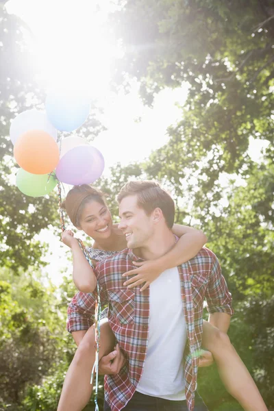 Bonito casal se divertindo com balões — Fotografia de Stock