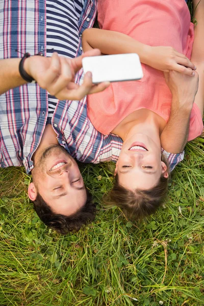 Χαριτωμένο ζευγάρι που αναλαμβάνει μια selfie — Φωτογραφία Αρχείου
