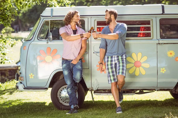 Hipster-Freunde stoßen mit Bier an — Stockfoto