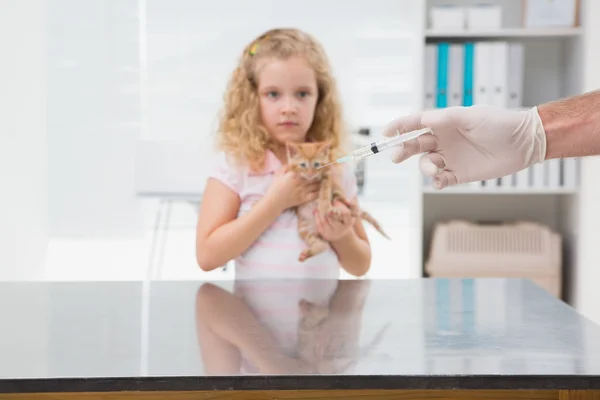 Vétérinaire faire l'injection au chat mignon — Photo