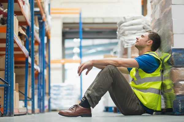 Trabajador manual cansado sentado en el suelo — Foto de Stock