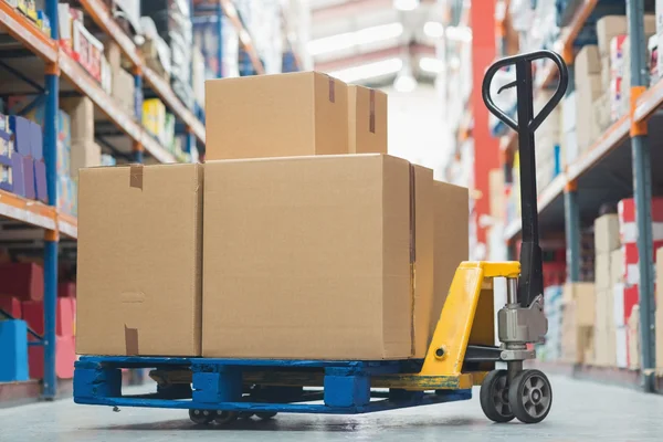 Vakken op trolley koffer in magazijn — Stockfoto