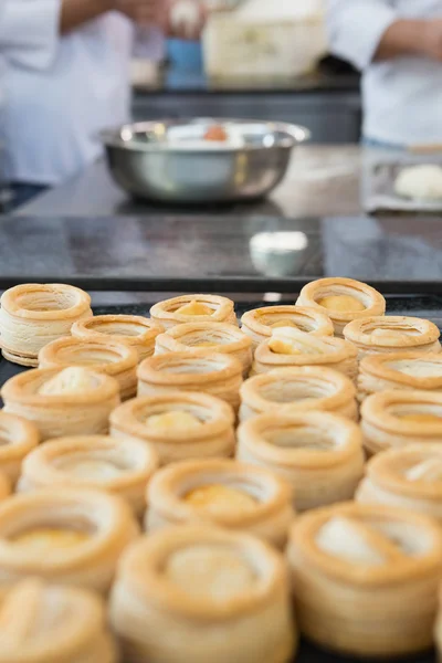 Colegas fazendo vol-au-vent juntos — Fotografia de Stock