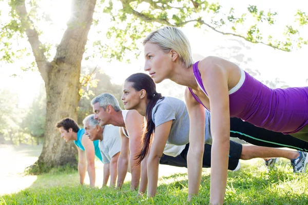 Happy athletic gruppträning — Stockfoto