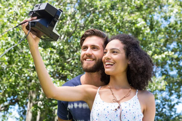 Hipster pareja tomando un selfie —  Fotos de Stock