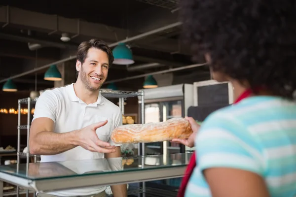 Garçonete dando pão ao cliente — Fotografia de Stock