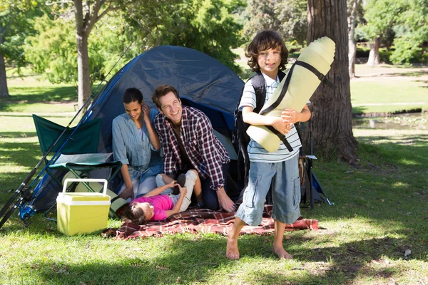 Szczęśliwa rodzina na camping trip — Zdjęcie stockowe