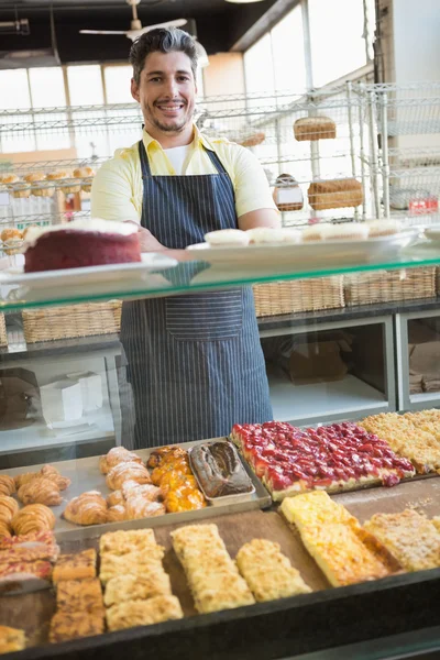 Serveur debout avec bras croisés — Photo