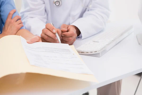 Doctors looking at files — Stock Photo, Image